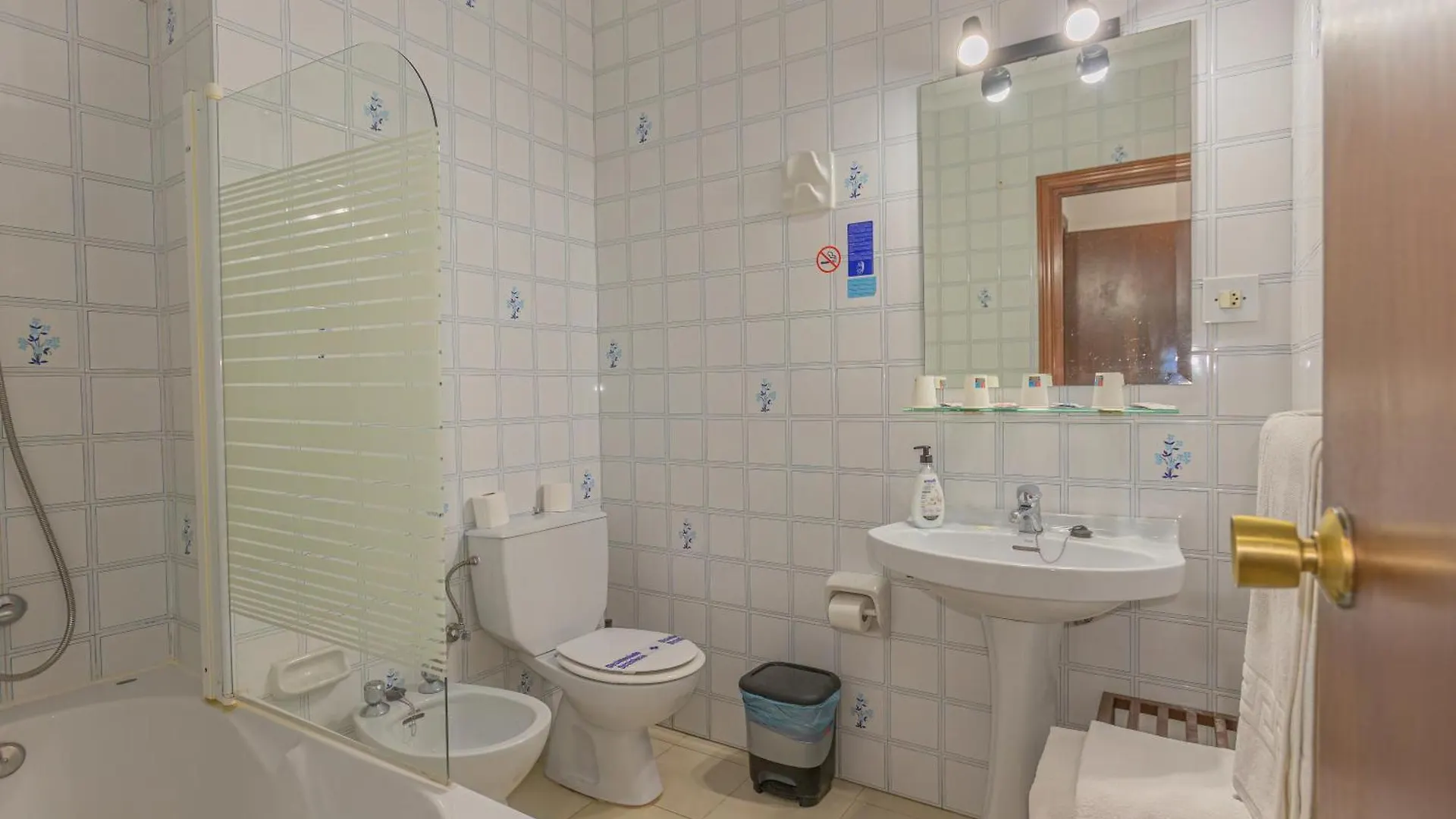 Hotel Tres Jotas Conil Conil De La Frontera Spain