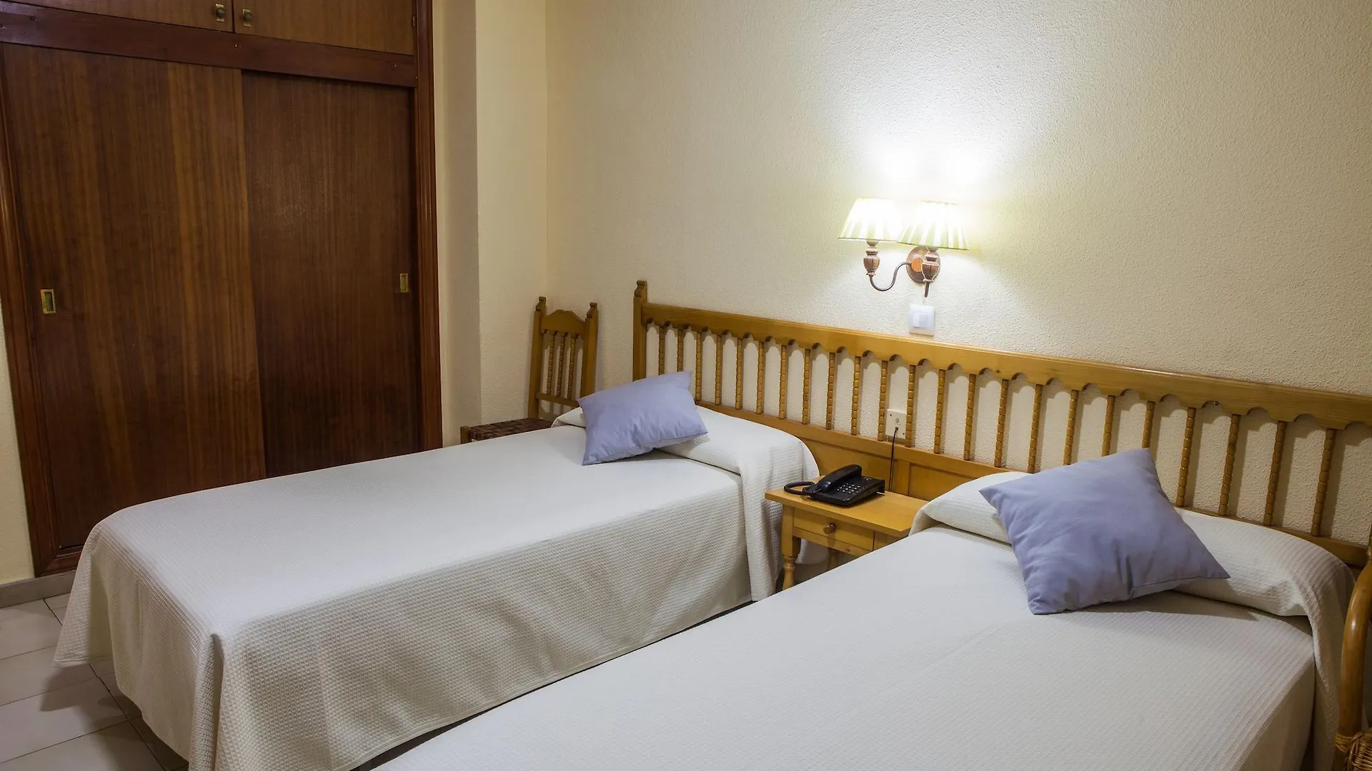 Hotel Tres Jotas Conil Conil De La Frontera 2*,