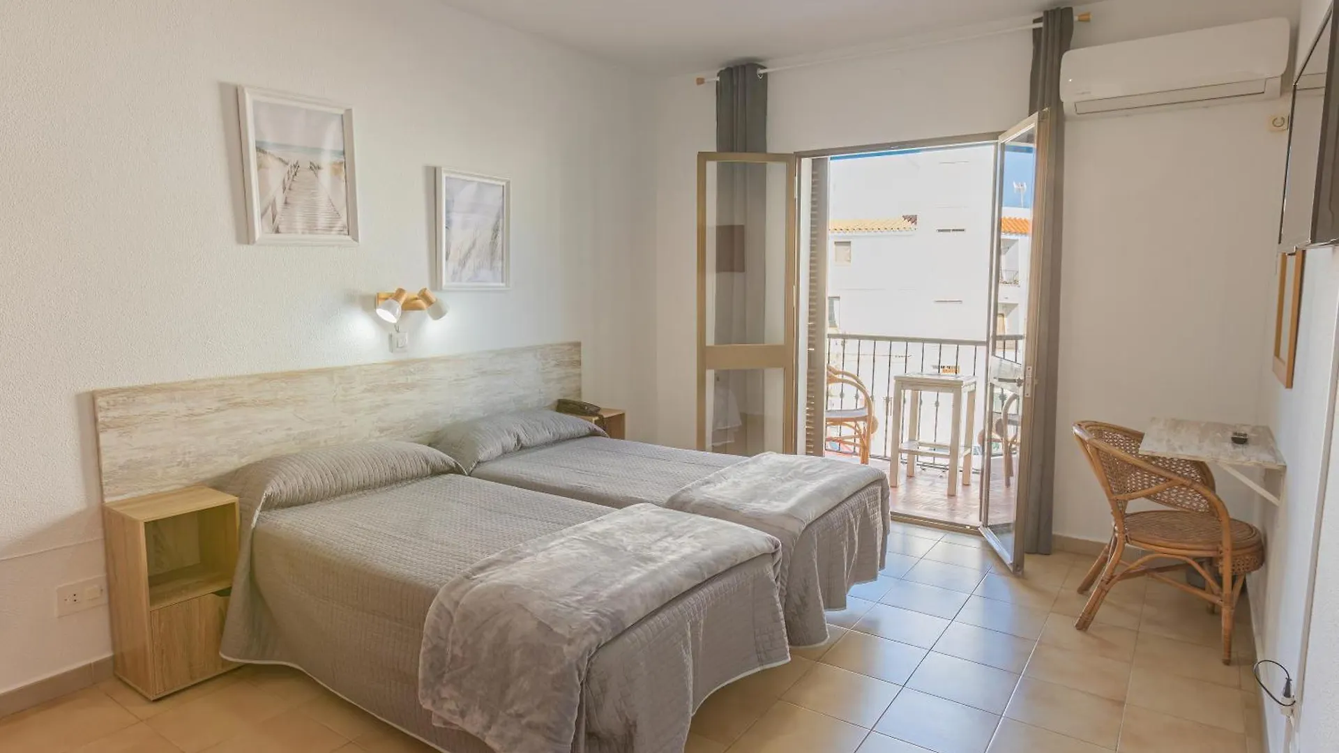 Hotel Tres Jotas Conil contacts